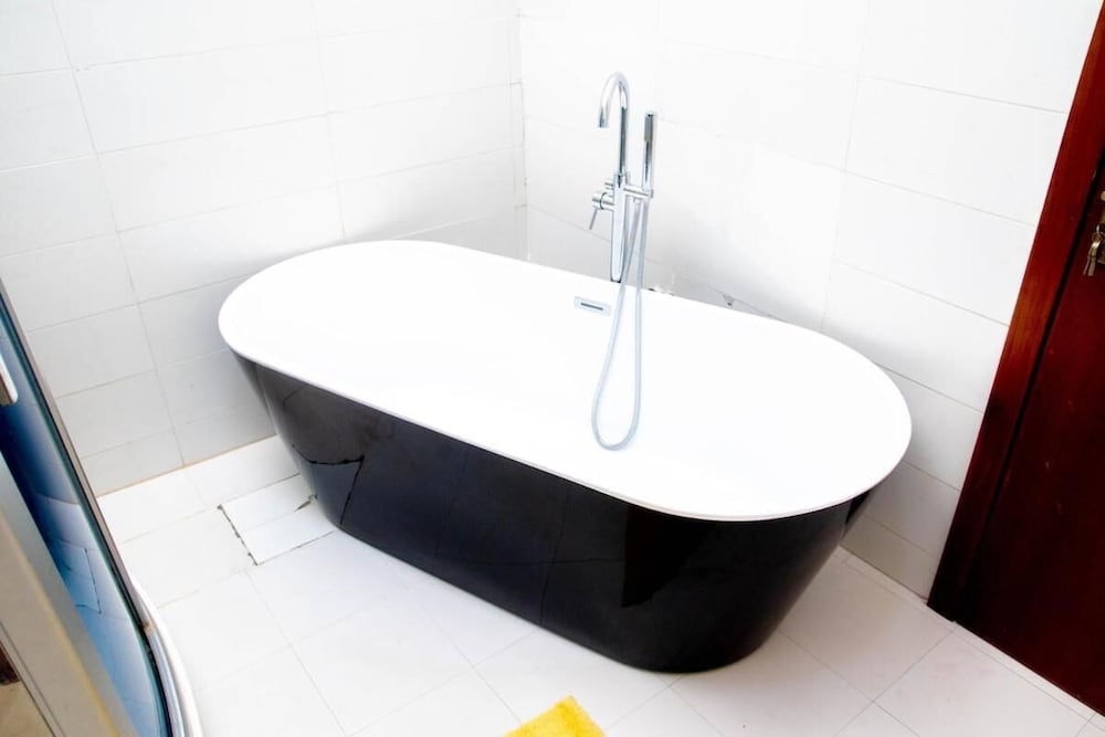 Luxury 4 BR Apt w Parking, Hot Tub, Magodo Estate