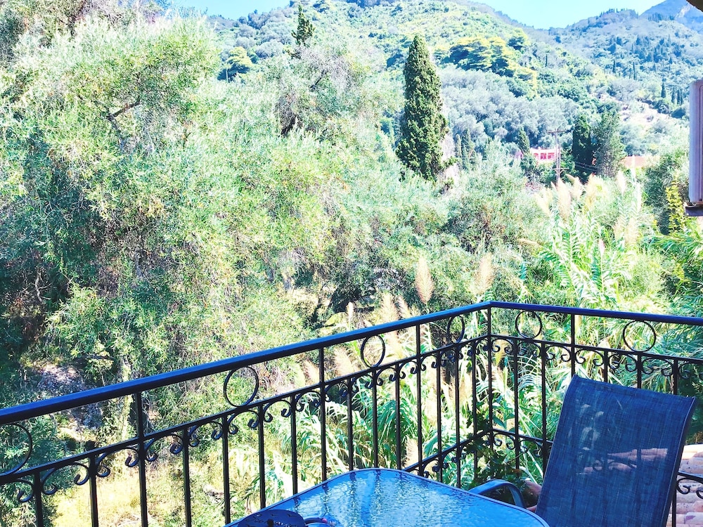 Almyra Apartments & Studios