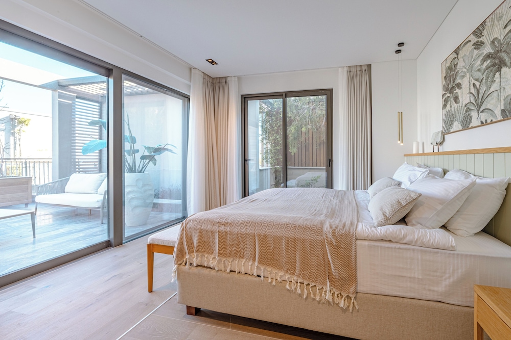 3-Bedroom Beachfront Villa with Hotel Amenities