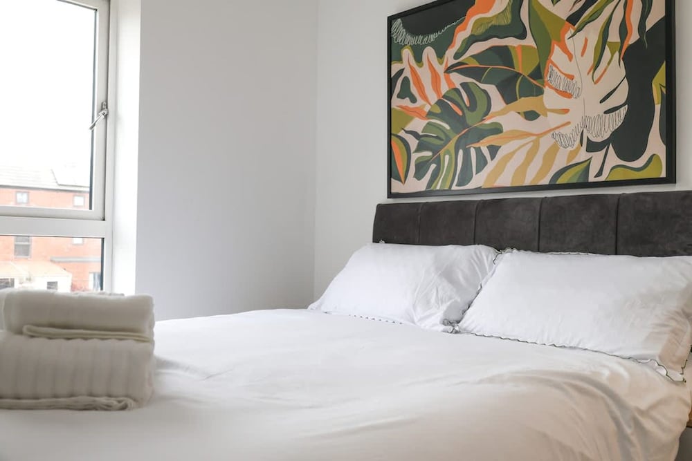 Fast Wi-fi Free Parking 10 Mins to City Centre