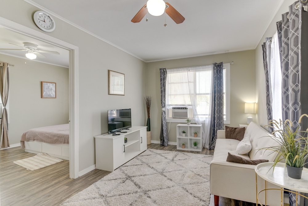 ~ 1 Mi to the Strand: Central Unit in Galveston!