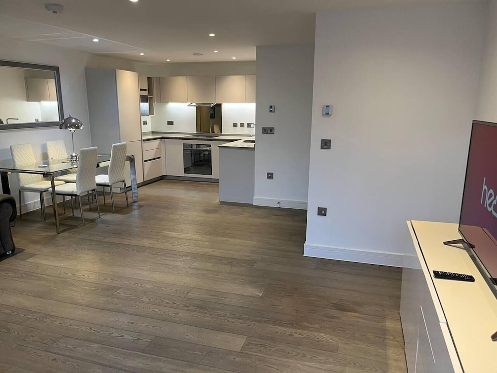 Luxury 2 Bed 2 Bath Apartment Central Location view 4