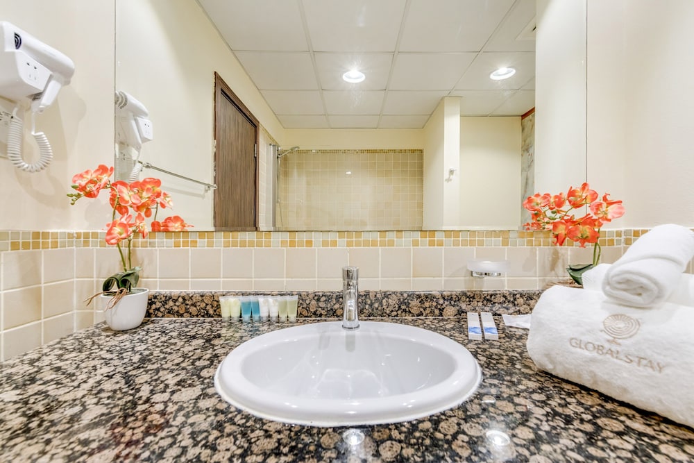 GLOBALSTAY. Modern Ap steps to JBR Beach