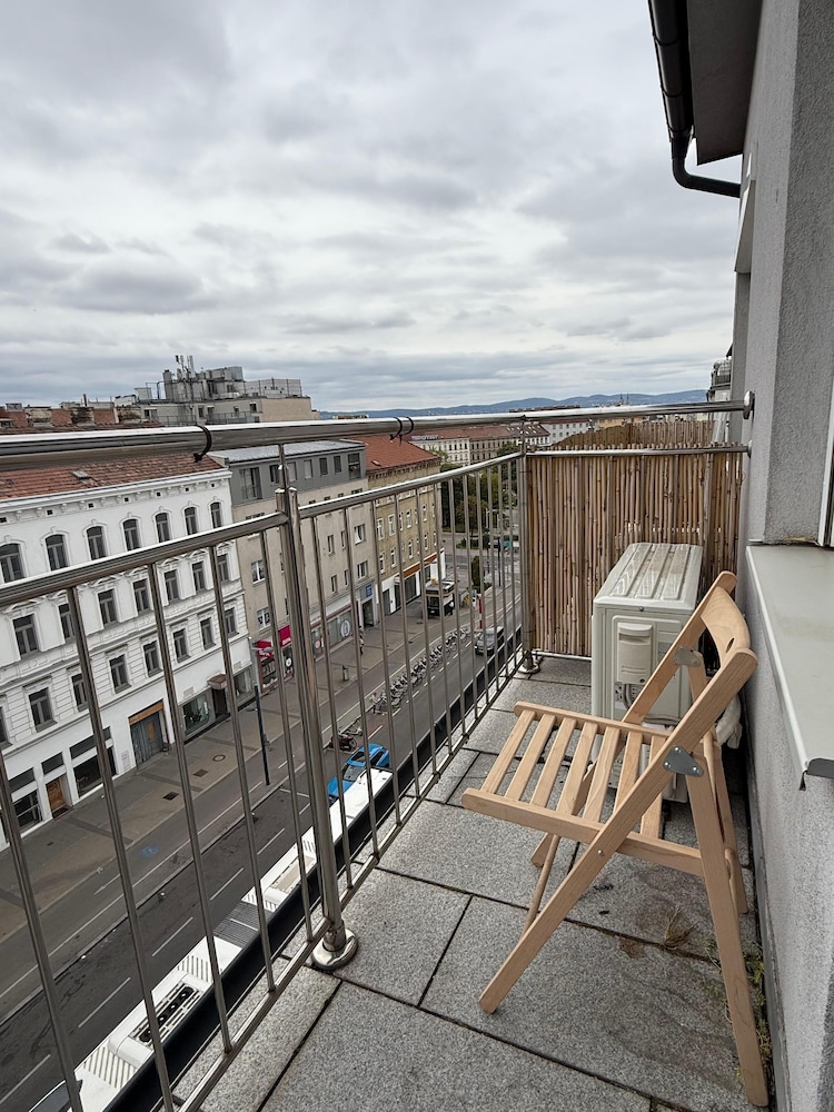 Stylish 1BR Apt Balcony AC City Center