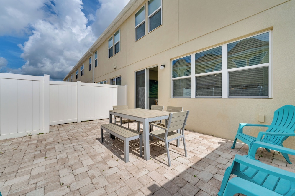 4 Mi to Wdw: Sleek Townhome w/ Community Pool!