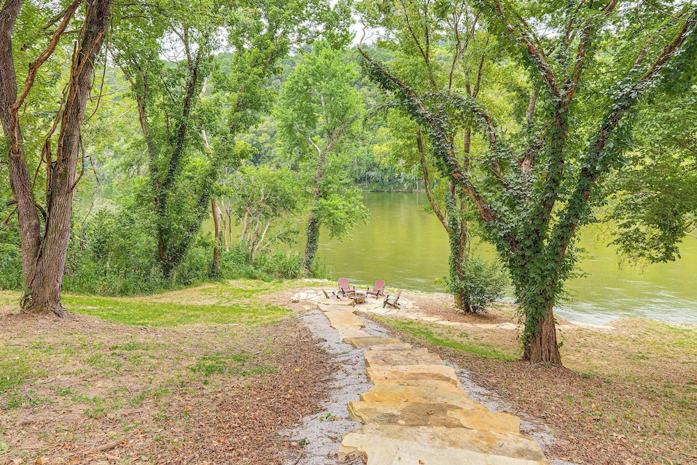 Relax on the River: Modern Mountain View Escape!