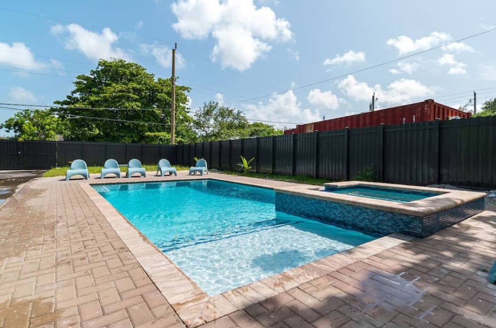 Charming Home With Pool Jacuzzi