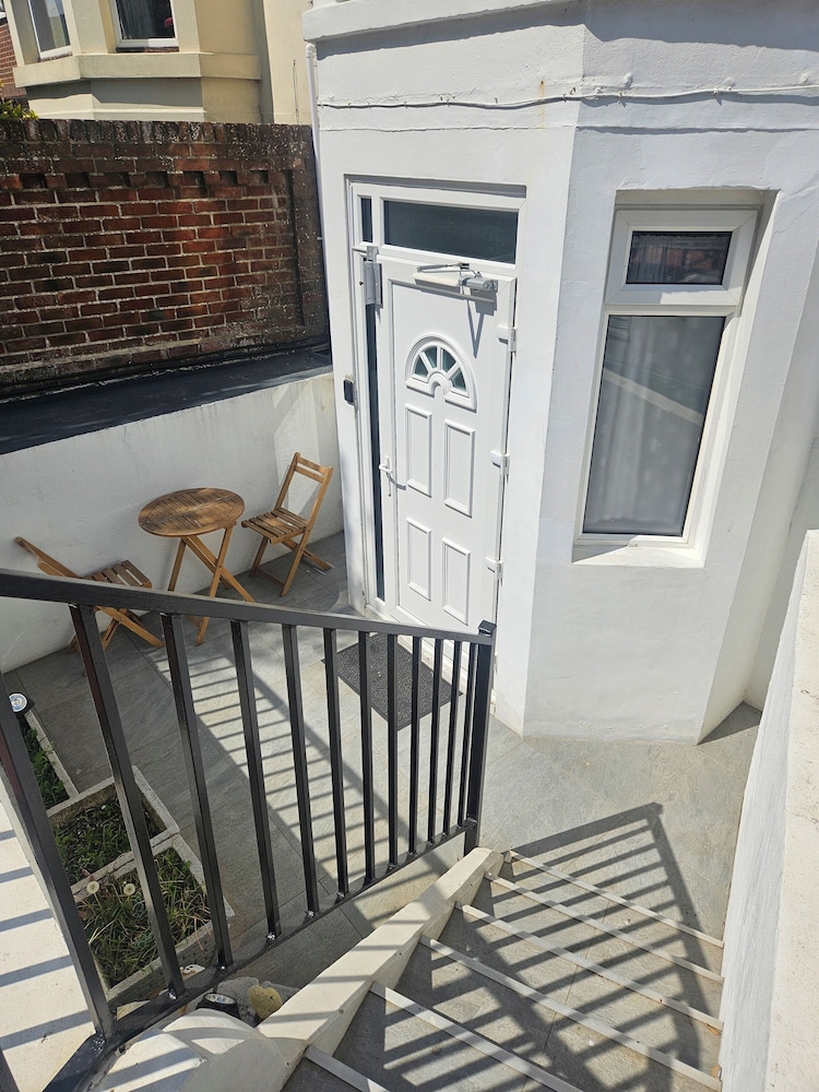 Basement 2 Bed Appartment with EVCharger
