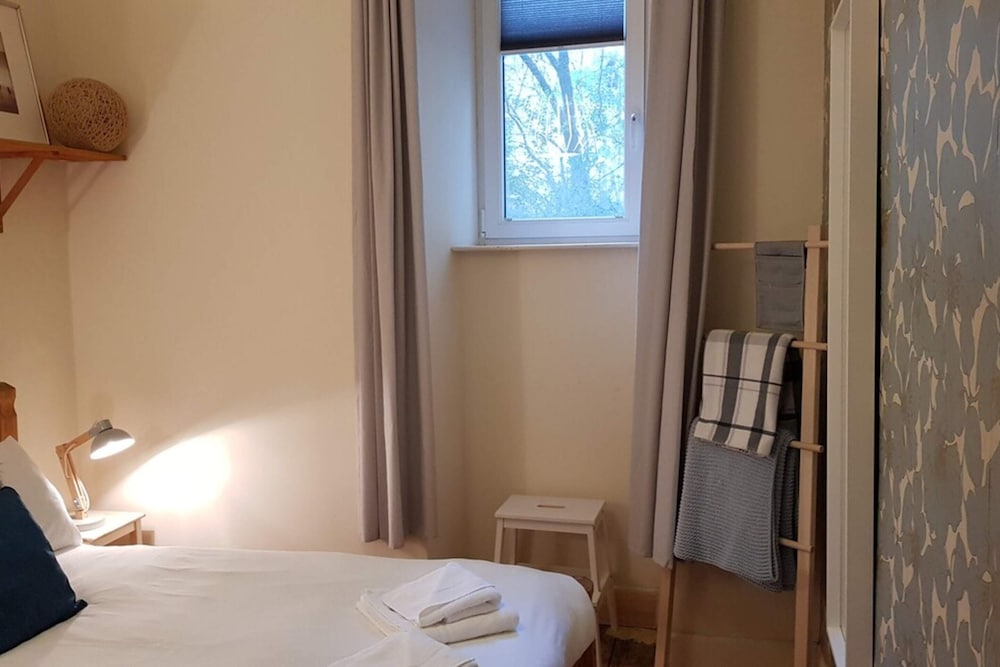Central 3 Bedroom Next to Leafy Meadows view 2