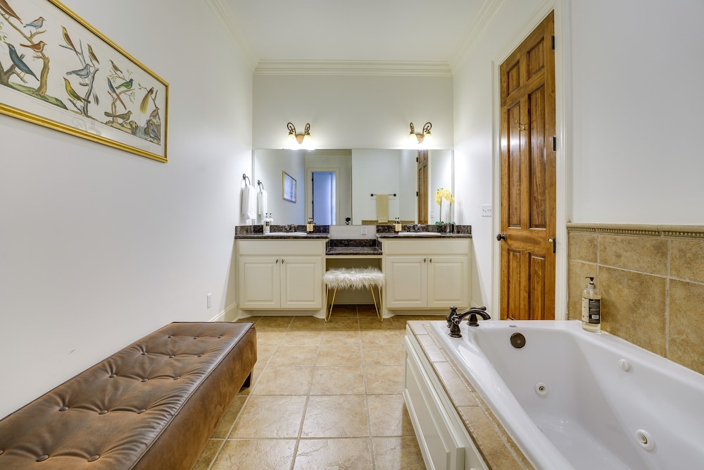Oxford Vacations - Large, Elegant Home < 2 Miles to Ole Miss! - Property Image 18