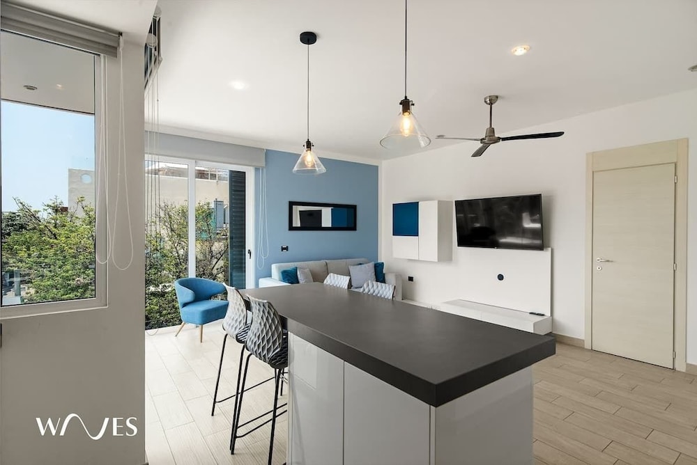 1 Br. W/5th Avenue View Steps From the Beach
