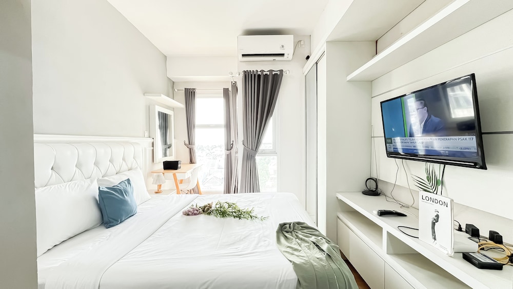 White Tone Studio At Amazana Serpong Apartment