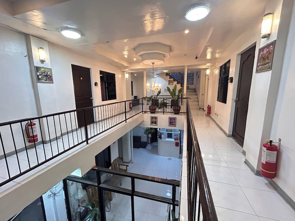Luna Oslob Travellers Inn