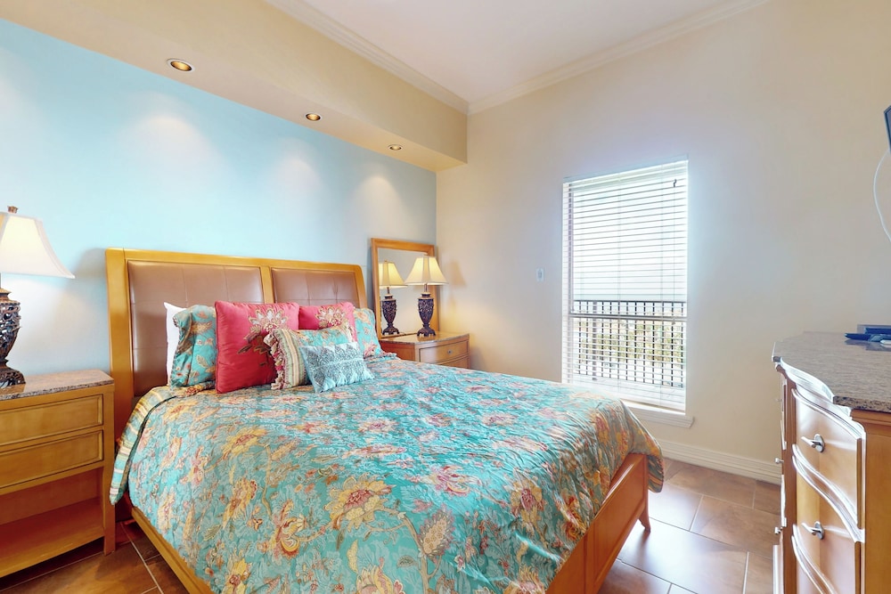 3BR Gulf View Pentouse w/ Pool - Steps to Shore