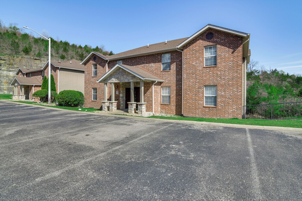 2 Mi to Table Rock Lake: Branson Condo w/ Balcony!