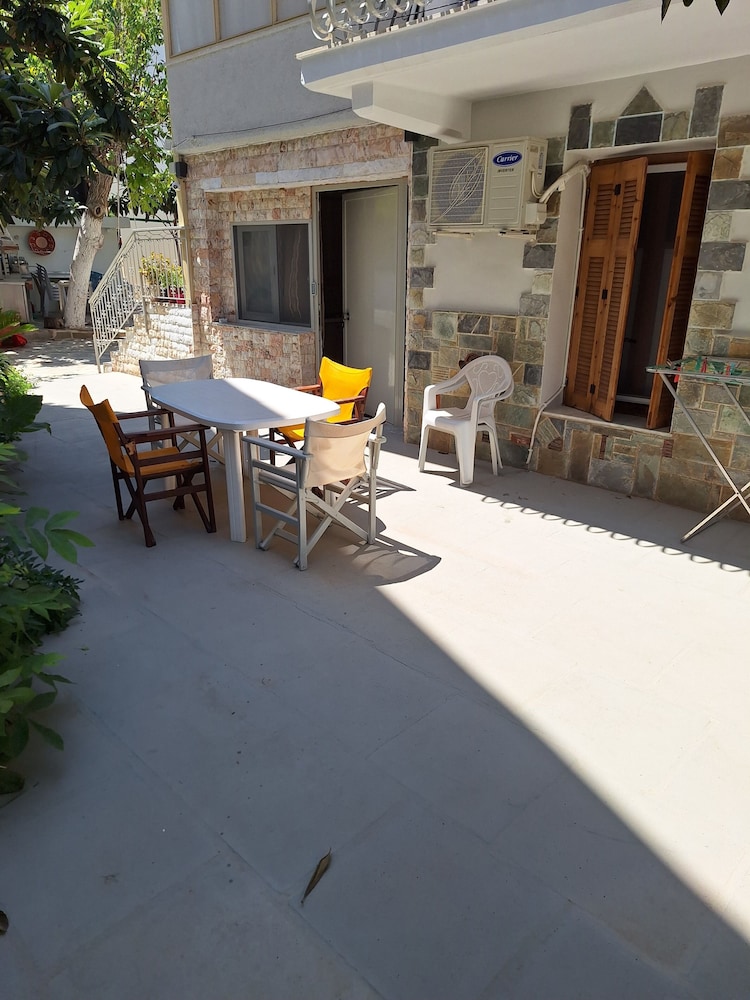 GARDEN APARTMENT (ELECTRIC CAR CHARGING STATION)