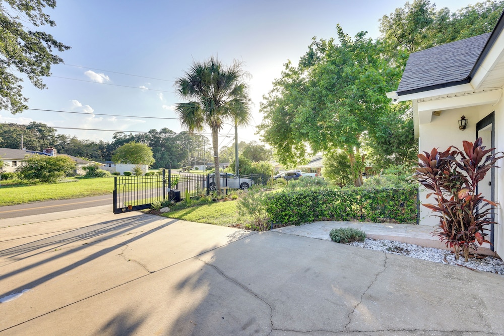 7 Mi to Dtwn Jacksonville: Riverfront Home w/ Deck