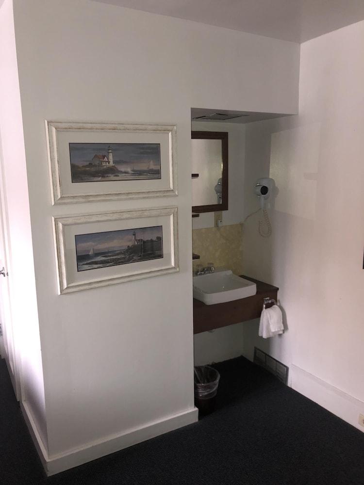 Harbor's Edge Motel view 2