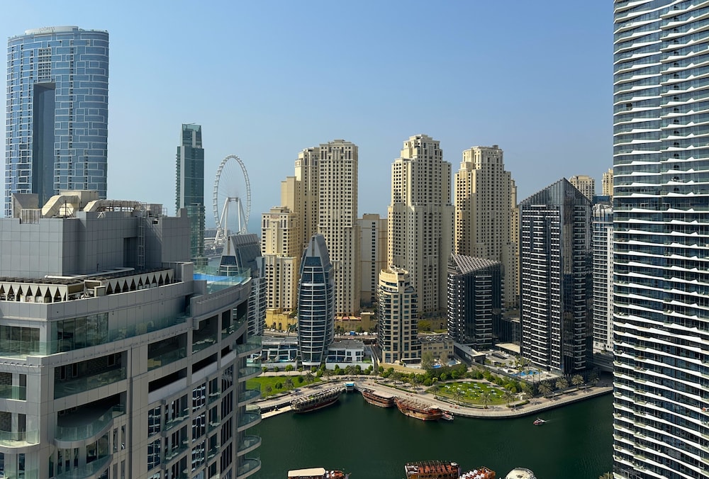 Studio w Balcony &RoofTop Pool in Marina