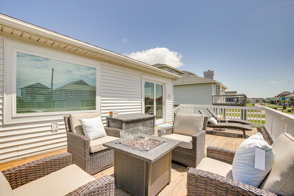 Walk to Beach: Updated Home w/ Deck in Galveston!