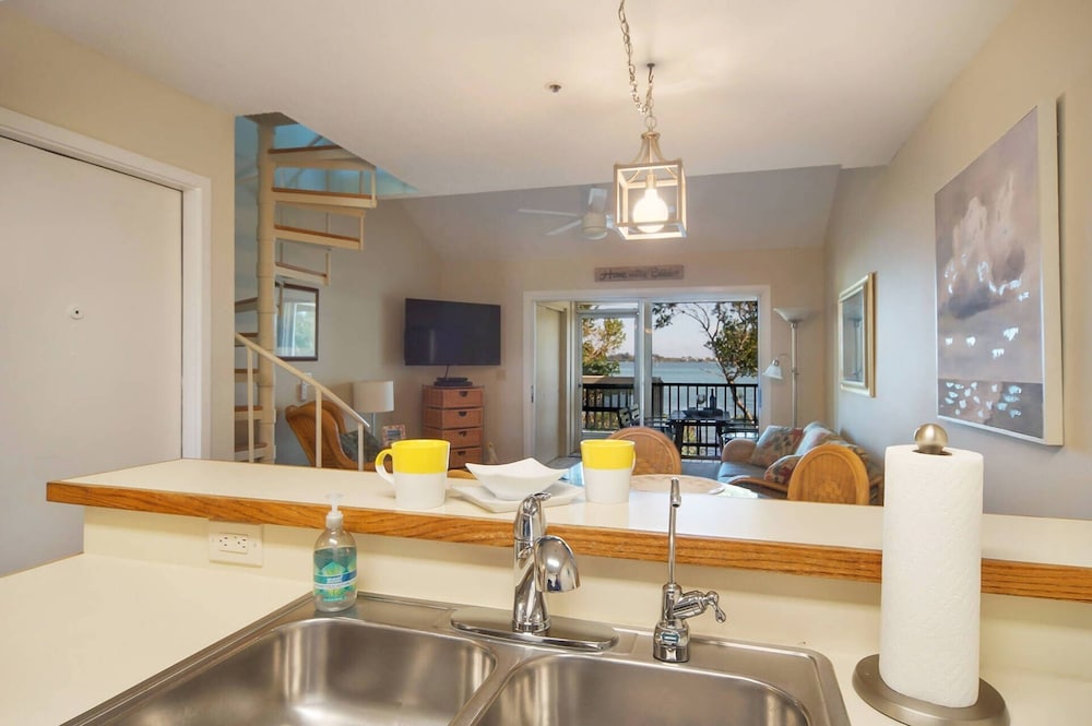 Bay Breezes At Hideaway Bay! Waterfront, Free Kayaks, Golf Cart 2 Bedroom Condo by Redawning view 3