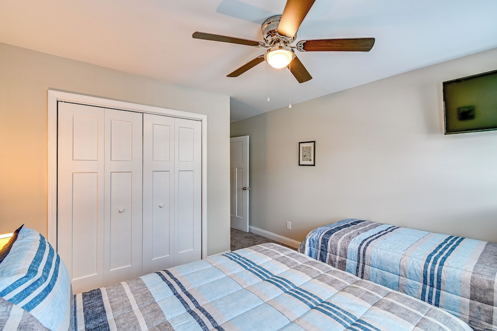 Southern Pines Golf Course Townhome w/ Deck! view 3