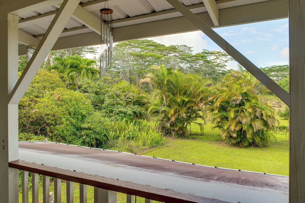 4 Mi to Beach: Keaau Retreat w/ Relaxing Porch!