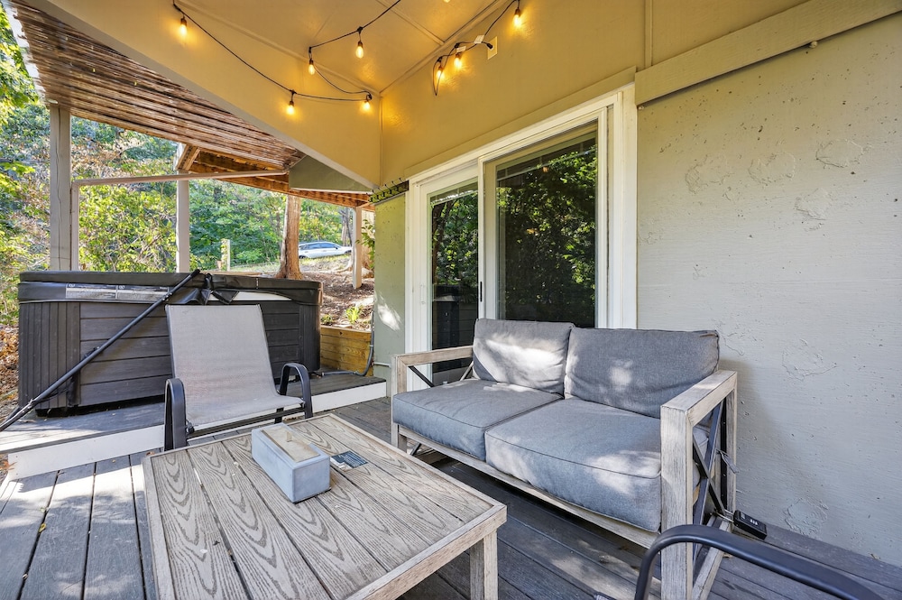 Mountain Escape With Hot Tub & Stargazing 3 Bedroom Cabin