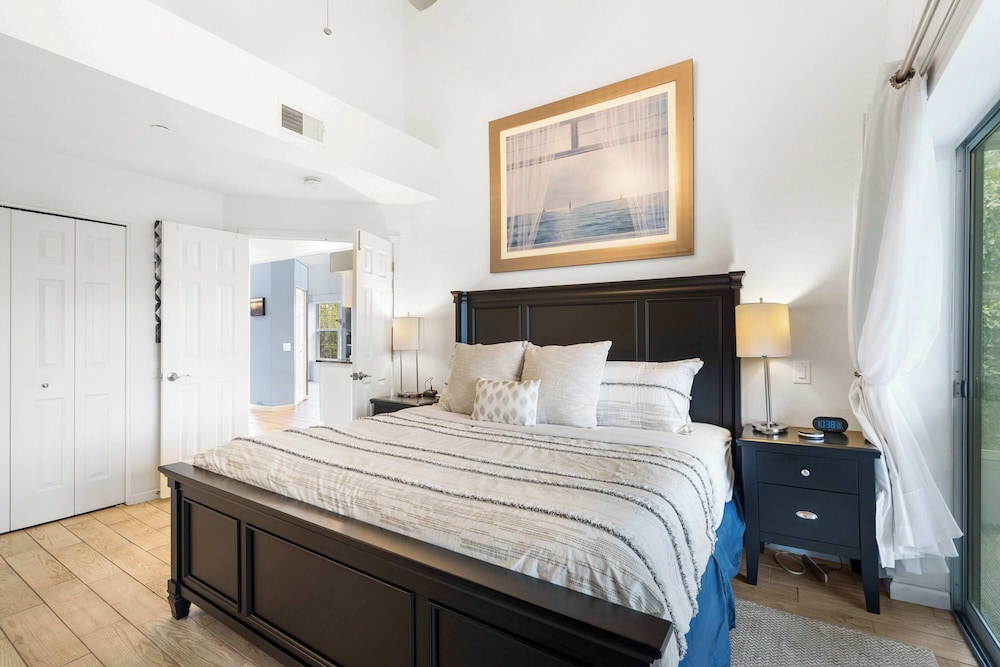 Vacay Getaway - Condo for 8