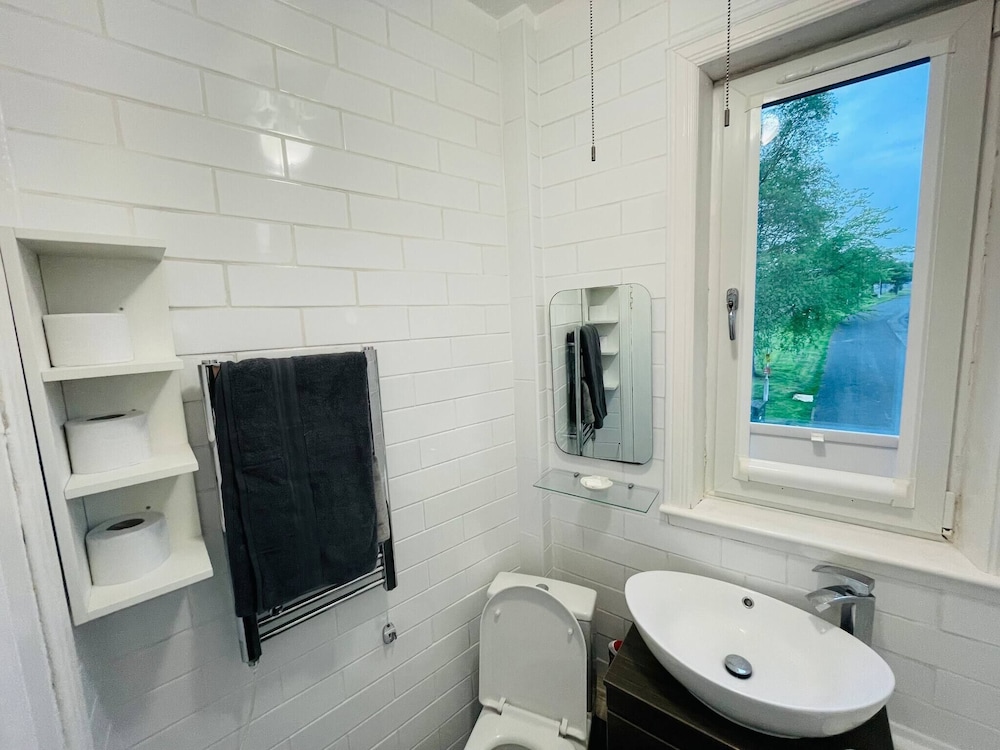 1 Bedroom Pet Friendly Apt Wd Free Wifi, Parking, Netflix & Pool Table. Sleeps 3