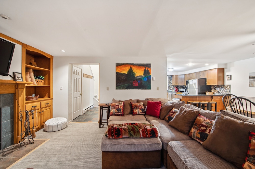 Hudson 76i - A Stylish Mountain Retreat 2 Bedroom Townhouse by The Summit at Gore Mountain