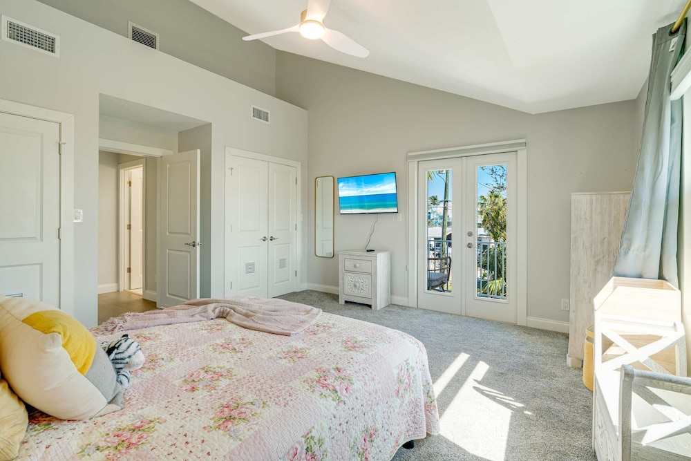 Sarasota Waterfront Pool Home With Dock