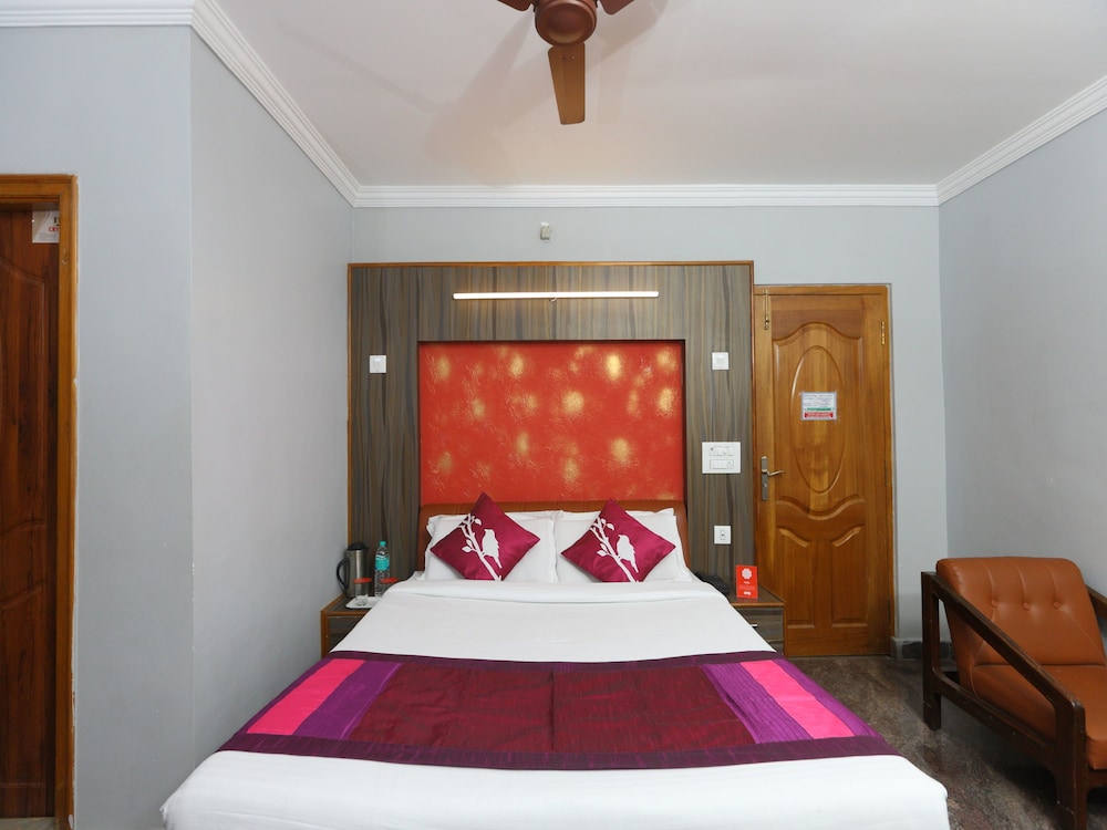 OYO 8828 Holidays Dollars Grand
