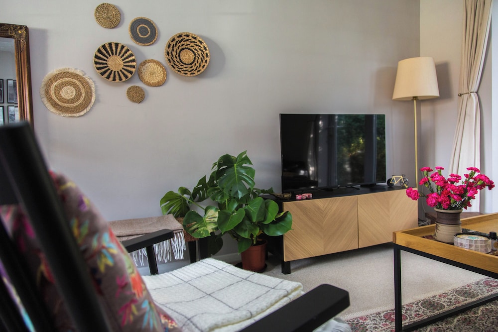 Calm Private Annex Ideal to Work, Rest & Explore