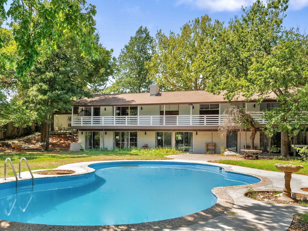 5BR Relaxation Haven Hot Tub Pool Table Fun M