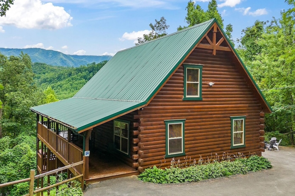 Triple Mountain View Stunning 4 BDR Cabin w/ Private Hot Tub, Game Room
