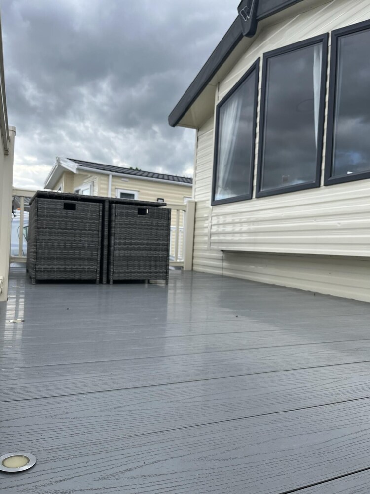 Premium Location - Sleeps 6 - Caravan on The Lakes
