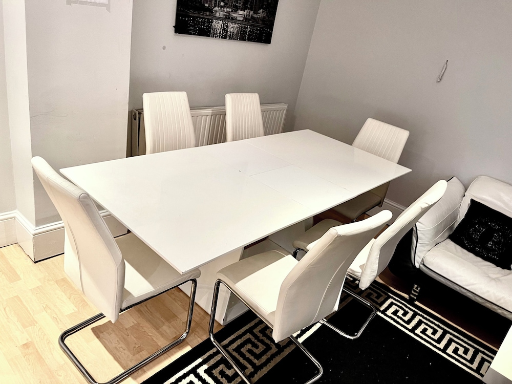 Luxurious 6-bed Entire House in London Ilford