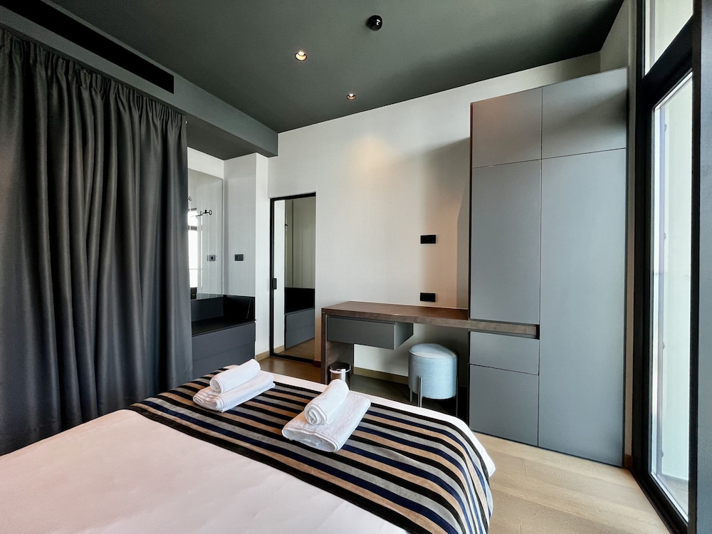 128 LIM - 2002 Stay Only Tower Suite