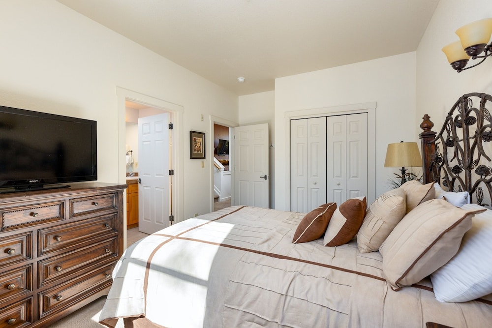 1849 The Seasons 3 Bedroom Townhouse by RedAwning view 2