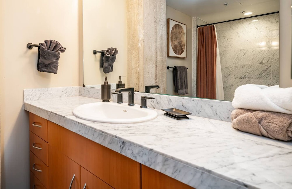 Luxury Downtown Phoenix Loft - Pool Gym Laundry