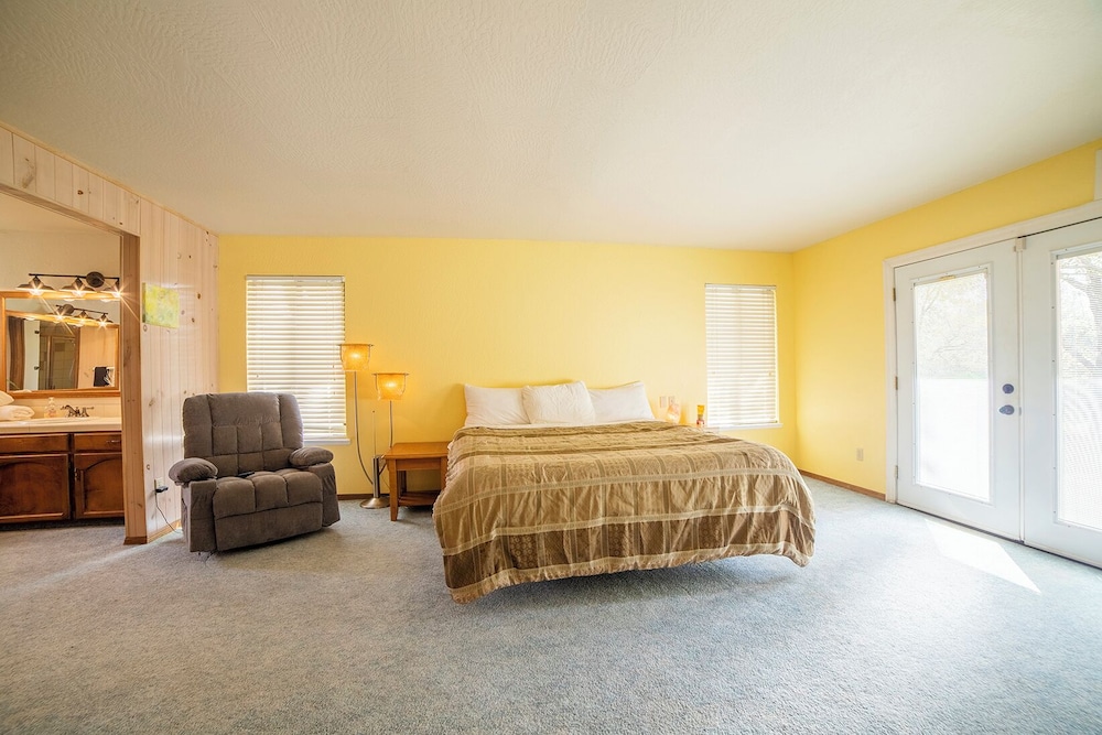 Sonora Splendor Stately 3 BDR on Secluded Lot!