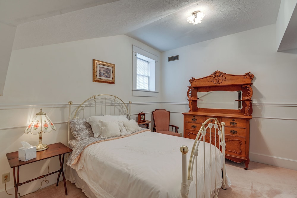 Walk to Lawrenceburg Square: Home for Large Groups