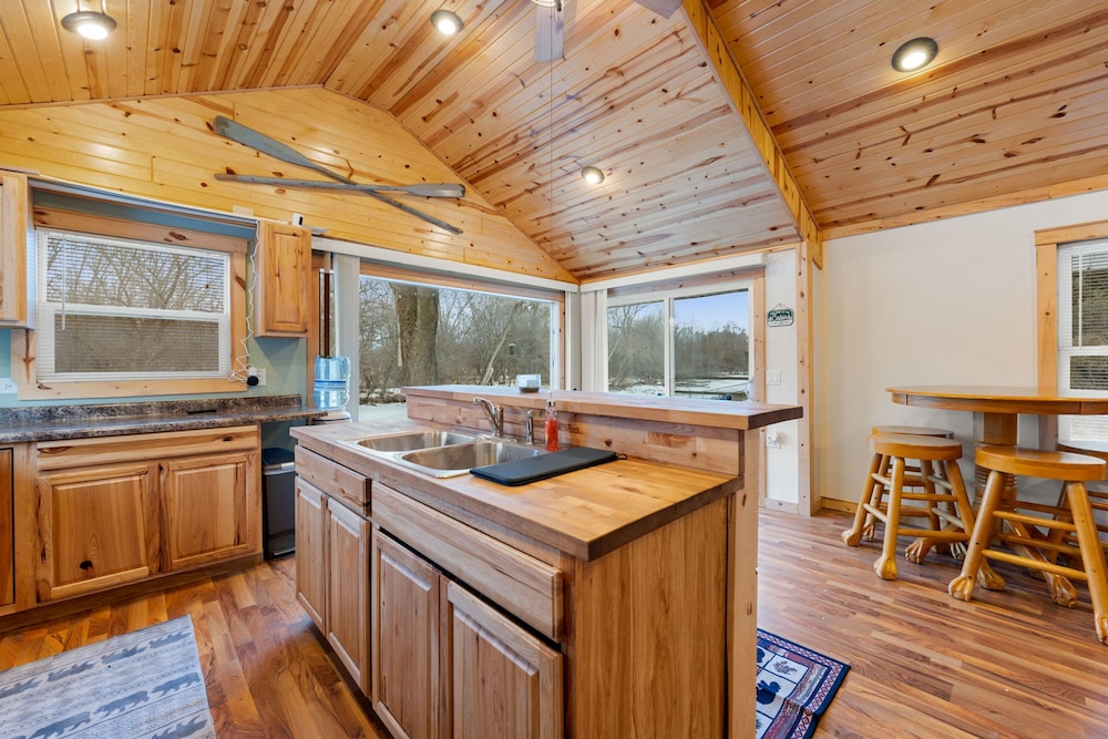 Cozy 3BR Cabin With Hot Tub on Nippersink Creek