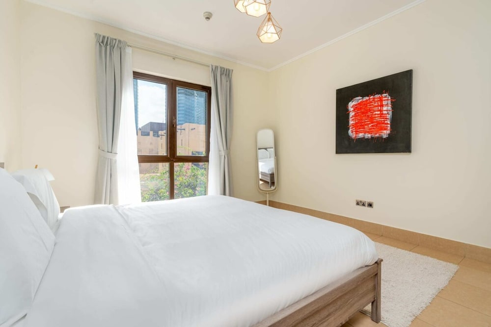 Stylish 1BD Apartment w/ Balcony, Downtown Dubai!