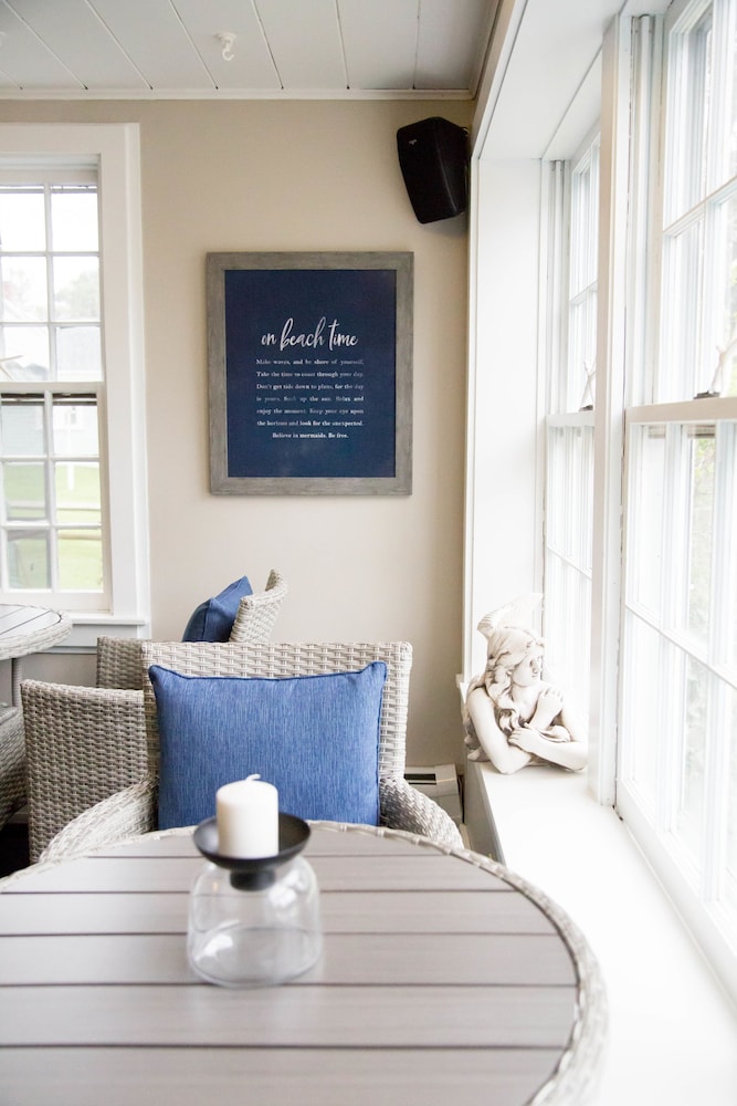 Allen Harbor Breeze Inn & Gardens