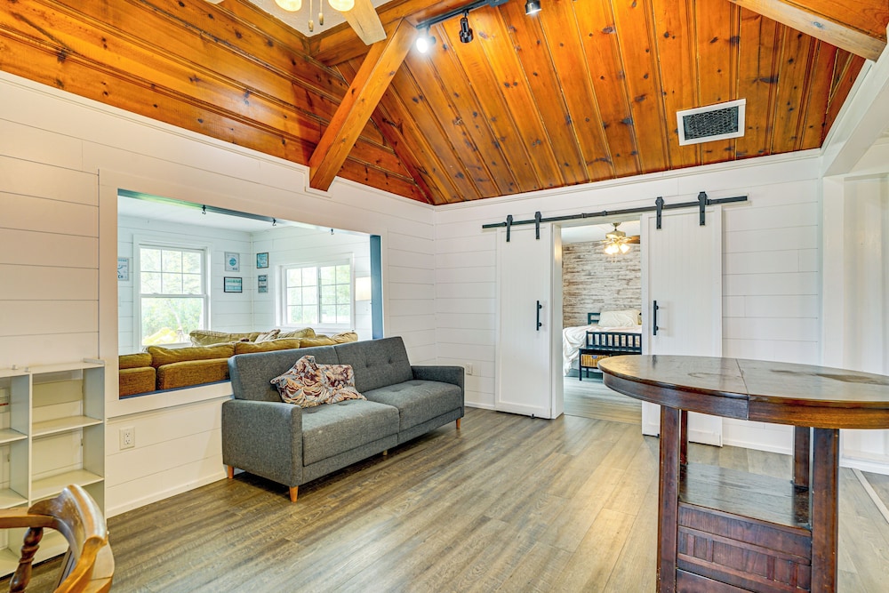 Walk to Cranberry Lake: Quaint Family Cottage