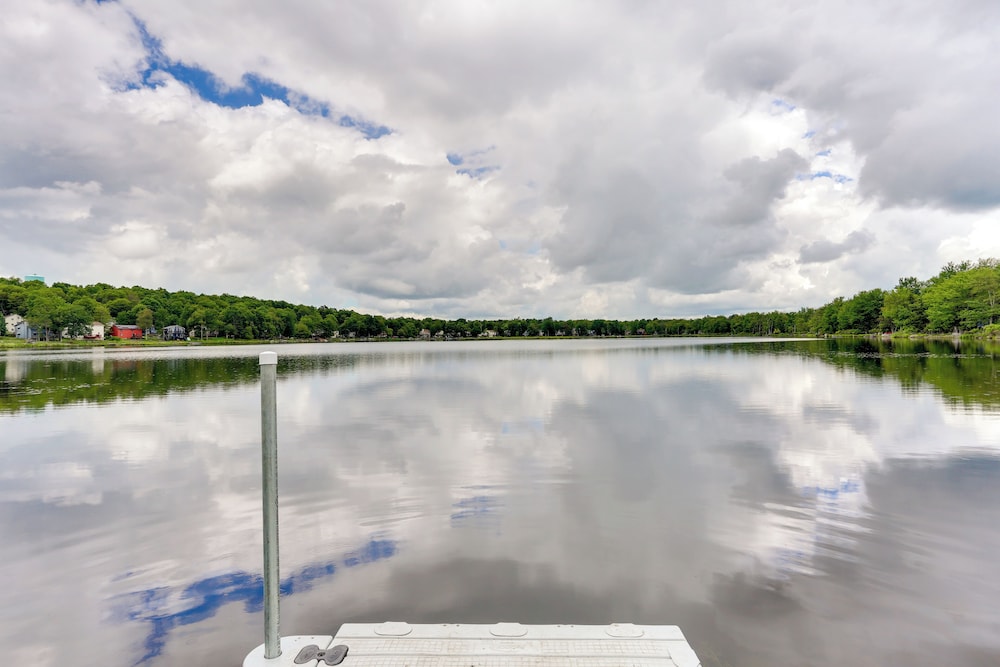 Hike & Fish: Peaceful Family Cabin in Tobyhanna!