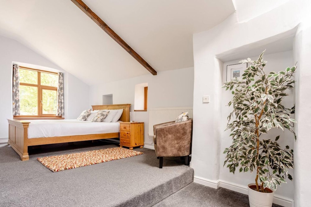 Oldmill-2bed-sleeps6-hottub-privategarden view 2