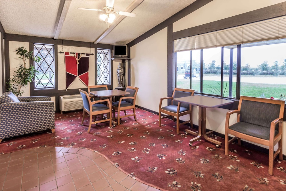 Milwaukee Vacations - Knights Inn Racine - Property Image 2